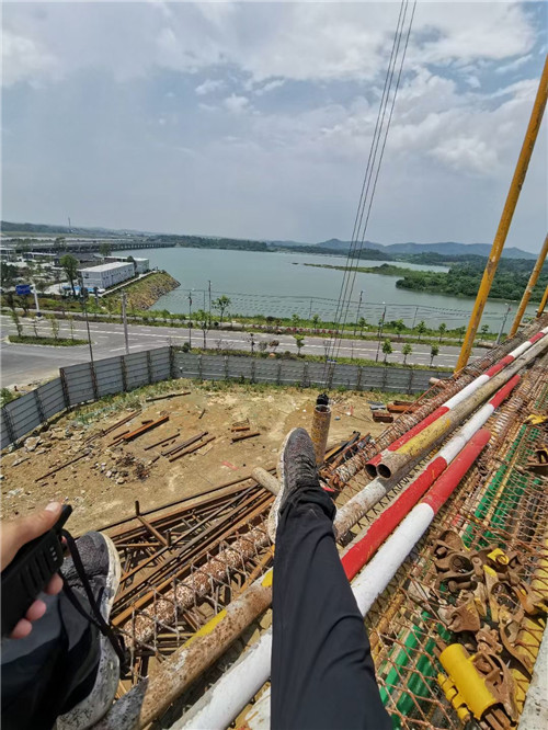 同江市作业中发生设备损坏或人员意外，责任怎么划分？